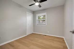 1060 Warwick Ln, Elk Grove Village, IL 60007 - Photo 15