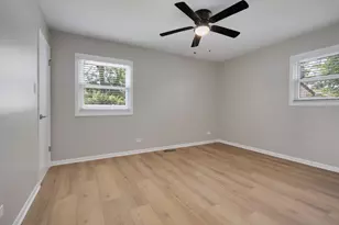 1060 Warwick Ln, Elk Grove Village, IL 60007 - Photo 13