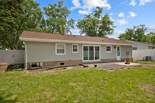 1060 Warwick Ln, Elk Grove Village, IL 60007 - Photo 21