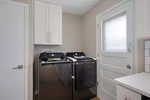 1060 Warwick Ln, Elk Grove Village, IL 60007 - Photo 11