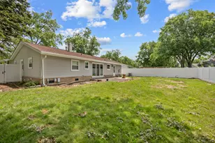 1060 Warwick Ln, Elk Grove Village, IL 60007 - Photo 23