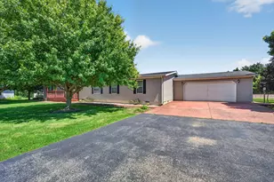 414 N Pine St, Gardner, IL 60424 - Photo 3