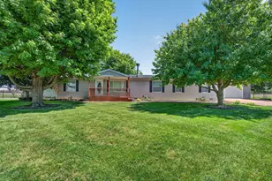 414 N Pine St, Gardner, IL 60424 - Photo 1
