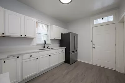 7653 S Saint Lawrence Avenue, Chicago, IL 60619 - Photo 9