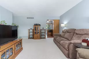 304 S Evergreen Ln, Bloomington, IL 61704 - Photo 5