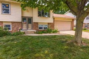 304 S Evergreen Ln, Bloomington, IL 61704 - Photo 41