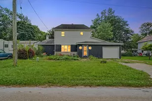 105 W Maple St, Roberts, IL 60962 - Photo 1