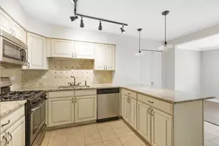 608 Westwood Ct, Wheeling, IL 60090 - Photo 9