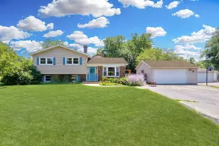 2420 SE Thornwood Dr, Lindenhurst, IL 60046 - Photo 1