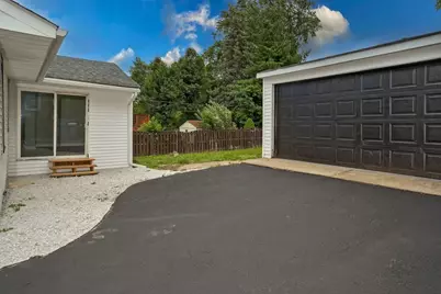 110 Hunters Path, Lake in the Hills, IL 60156 - Photo 21