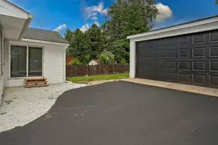 110 Hunters Path, Lake in the Hills, IL 60156 - Photo 21