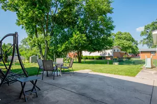 327 W Holly Ct, Glenwood, IL 60425 - Photo 5