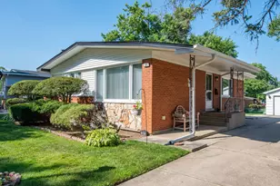 327 W Holly Ct, Glenwood, IL 60425 - Photo 1