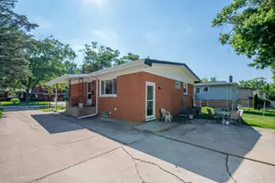 327 W Holly Ct, Glenwood, IL 60425 - Photo 3
