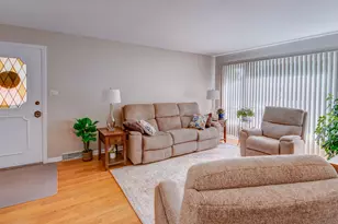 327 W Holly Ct, Glenwood, IL 60425 - Photo 9