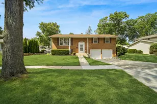 1305 E Sanborn Dr, Palatine, IL 60074 - Photo 1