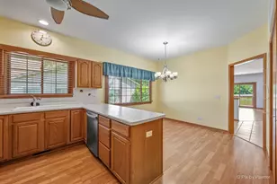 107 Fawn Ln, Elgin, IL 60120 - Photo 9