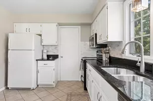 230 Windsor Ln, Willowbrook, IL 60527 - Photo 7