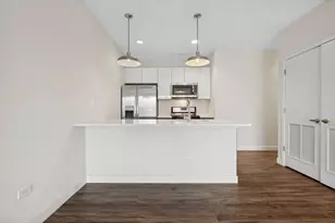 1045 W Cornelia Ave, Chicago, IL 60657 - Photo 5
