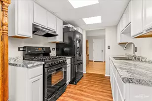 30W375 Pinehurst Dr, Naperville, IL 60563 - Photo 9