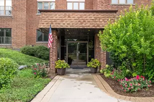 453 Raintree Dr, Glen Ellyn, IL 60137 - Photo 3