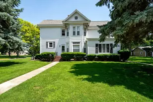 302 S Oak St, Pontiac, IL 61764 - Photo 1