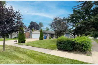 1100 S Cherrywood Drive S, Mount Prospect, IL 60056 - Photo 3