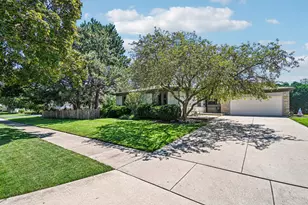 815 S Salem Ave, Arlington Heights, IL 60005 - Photo 1
