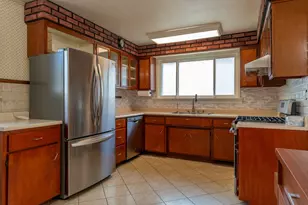 425 S Clarendon Ave, Addison, IL 60101 - Photo 7