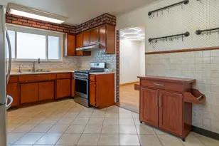 425 S Clarendon Ave, Addison, IL 60101 - Photo 9
