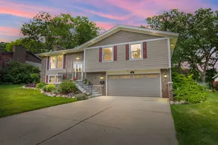 101 S Cedarcrest Dr, Schaumburg, IL 60193 - Photo 3