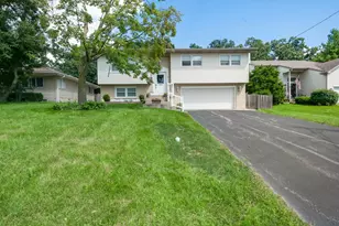 706 Greenbriar Ln, Lindenhurst, IL 60046 - Photo 1