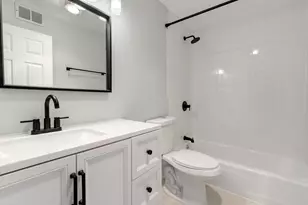 3930 N Pine Grove Ave, Chicago, IL 60613 - Photo 9