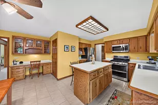 425 Brentwood Ct, Roselle, IL 60172 - Photo 11