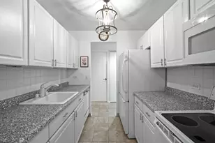 260 E Chestnut St, Chicago, IL 60611 - Photo 7