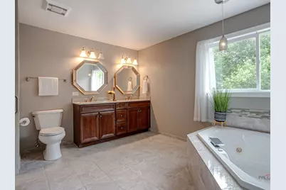 17945 W Pond Ridge Circle, Gurnee, IL 60031 - Photo 15