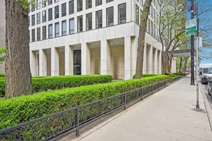 260 E Chestnut St, Chicago, IL 60611 - Photo 5