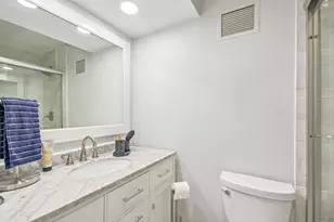 260 E Chestnut St, Chicago, IL 60611 - Photo 15