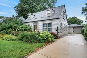 474 Sunset Dr, Elgin, IL 60123 - Photo 1