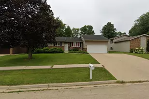2025 Winchester Dr, Freeport, IL 61032 - Photo 5
