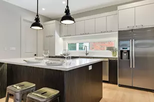 2347 W Morse Ave, Chicago, IL 60645 - Photo 9