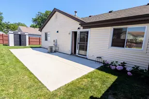 1 Oak Meadow Ct, Streamwood, IL 60107 - Photo 17