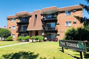 10S472 Echo Ln, Willowbrook, IL 60527 - Photo 1