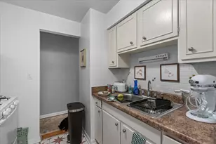 541 W Oakdale Ave, Chicago, IL 60657 - Photo 3