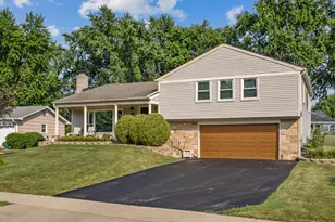 135 Cloverdale Ln, Schaumburg, IL 60194 - Photo 1
