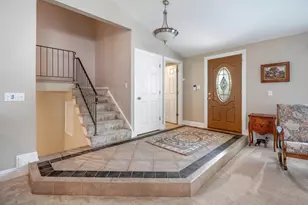 135 Cloverdale Ln, Schaumburg, IL 60194 - Photo 9
