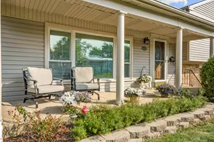 135 Cloverdale Ln, Schaumburg, IL 60194 - Photo 3