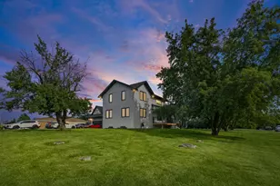 8501 S 84th Ave, Hickory Hills, IL 60457 - Photo 3