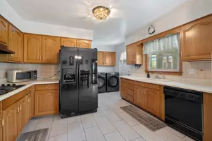 100 Woodcrest Ln, Elk Grove Village, IL 60007 - Photo 7
