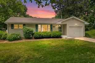 1546 Meadowbrook Ln, Freeport, IL 61032 - Photo 1